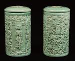 旧制西湖龙井刻瓷茶叶罐1对，尺寸：15×19cm。此组茶叶罐保存完好，釉质甜美，刻瓷技法，整体刻工纹饰复杂。