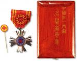 中国红十字会名誉会员章一枚，附原木盒，极美品