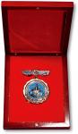 中国人民解放军空军颁发“空军航空机务人员银质荣誉奖章”一枚，原盒，保存完好，极美品