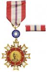 民国时期蒋介石像抗战胜利奖章一枚，背“府厂制”，襟绶，极美品