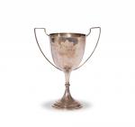 民国时期上海法租界工部局银质奖杯一件，保存完好，高:17cm RMB: 3,000-5,000      