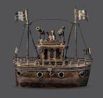 清代 炮舰银器一件    银质鎏金局部架着两门大炮   做工精细为晚清时期炮舰纪念摆设器   较少见