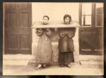 1880年代" 两个被锁的中国犯人" 蛋白蛋片，威廉·桑德摄影，裱于咭纸上. 保存良好.