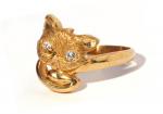 K18YG可爱猫咪造型戒指, 猫眼部份镶嵌了两颗鑽石, 令整体设计更显耀目. 戒指内侧上刻 "K18" 字样. 重量: 共0.106tl. K18YG Cute cat-shaped ring, th