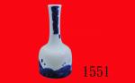 青花高颈花瓶 - 瓷质明亮细緻，青花发色高雅可人。Long Neck Blue Flower Vase, 21cm x 10.5cm