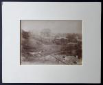 1880年广州省城北城门 (即今广州市盘福路附近) 景像蛋白照片. 非常罕见的广州城北城门老照片，应是徙城外山岗上向城内拍摄的. 照片被禳裱于厚咭纸中. 保存良好.