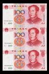 1999年第五版人民币壹佰圆三连体纪念钞一件，该连体钞由三张未裁切100元构成，装帧于2000年世纪龙卡册中，全新