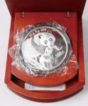 2004年一千克熊猫银币300元一枚，附证书，完全未使用品