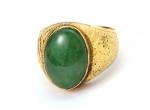镶绿玉K金戒指, 戒指仄旁带菱形点线刻花. 玉连金重量: 0.192tl. Karat gold ring inlaid with green jade, with diamond-shaped li