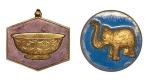 1978年中国出土文物在香港展览铜鎏金章以及1970年西安南郊何家村唐代窖藏出土的刻花金碗铜章各一枚