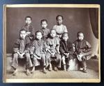 1890年代一群中国小孩子影楼蛋白照片，摄影地㸃疑为香港. 裱于厚咭纸上.