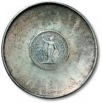 早期银制小碟一件，重：64.5g，镶嵌“1901年香港贸易银元‘站洋’”壹圆银币一枚，底部带有戳记，保存完好