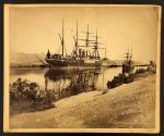 1870年代一艘英国船隻停泊于长江上流某处的蛋白照片，照片裱于咭纸上，状态良好
