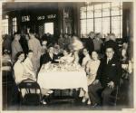 民国二十五年（1936年）上海王开照相馆摄上海市政府年会吴铁城、张群及家人在宴会合影照片一张。尺寸：28.5×24cm。