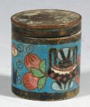 清代掐丝珐琅烟膏盒一件。盒盖用大清铜币密封，较为少见，保存完好。