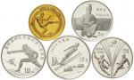 Lots der Volksrepublik China ab 1949 5 Münzen: 1 Yuan Fußball WM 1982, 5 Yuan 1984 kniender Soldat, 
