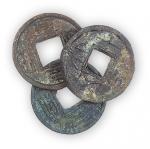 高古货币三枚：蜀汉“直百五铢”背为一枚，新莽“大泉五十”传形一枚，北周“五行大布”一枚。少见，极美品。