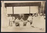 1890年代清末上海中国官员与外国人官员一同审判罪犯的蛋白照片，相信是中国的最早法庭照片.