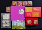 中国1992年精铸币一套及1992年香港回归纪念银章4枚，各重15克，以及香港1997年未流通币一套，保存完好. China, proof set, 1992 and 4x silver medals