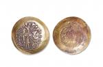 寄多罗王国寄多罗一世碟型金币一枚，直径：35.5mm，重：7.13g， 面值1金第纳尔。公元350-390年。正面：国王戴着角状冠手持三叉戟。寄多罗本是贵霜的附庸，但后来入侵印度-萨珊的巴克特里亚和犍