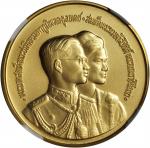 国王普密蓬与王后诗丽吉金章 THAILAND. King Bhumibol Adulyadej (Rama IX) and Queen Sirikit Gold Medal, ND. NGC MS-6