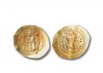 拜占庭帝国罗曼努斯四世碟型金币一枚，直径：28.5mm，重：4.45g，  面值1希斯塔梅隆。       公元 1068-1072年。这是拜占庭钱币历史上著名的全家福金币，整个钱币有6个人物。罗曼努