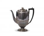 英国维多利亚时期银壶一件，谢菲尔德雕花，保存完好，高:25cm RMB: 1,000-3,000      