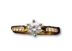 美国14K白金皇冠型钻石戒指一枚，重 2.1g，证书编号：DA00161000023，9#，敬请预览