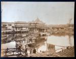 1880年代清末上海豫园九曲桥湖心亭茶居大型蛋白照片. 裱于薄咭纸上，保存良好.